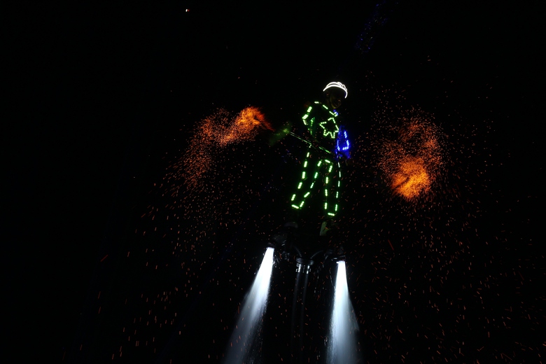 Bùng nổ đêm hội flyboard chào đón năm mới trên sông Đồng Nai- Ảnh 10. Bùng nổ đêm hội flyboard chào đón năm mới trên sông Đồng Nai- Ảnh 10.