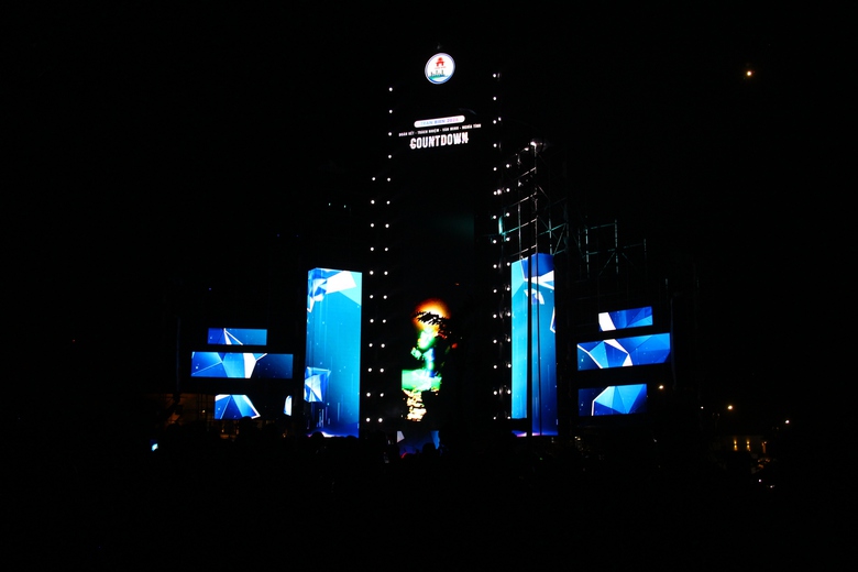 Bùng nổ đêm hội flyboard chào đón năm mới trên sông Đồng Nai- Ảnh 9. Bùng nổ đêm hội flyboard chào đón năm mới trên sông Đồng Nai- Ảnh 9.