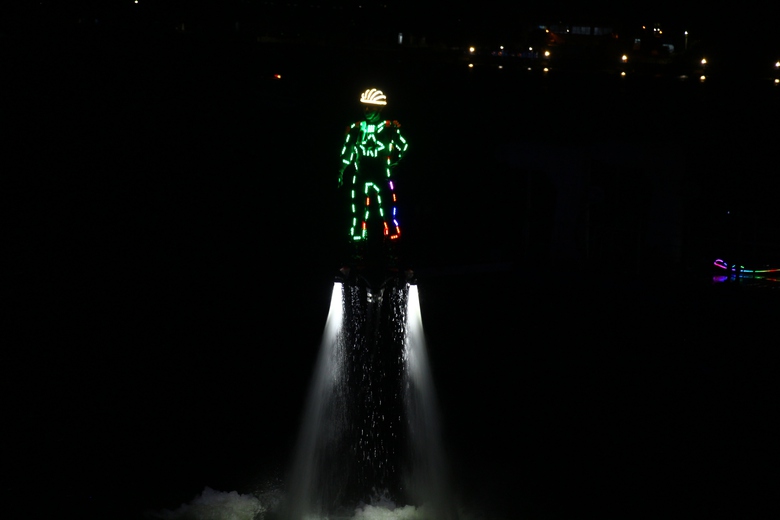 Bùng nổ đêm hội flyboard chào đón năm mới trên sông Đồng Nai- Ảnh 11. Bùng nổ đêm hội flyboard chào đón năm mới trên sông Đồng Nai- Ảnh 11.