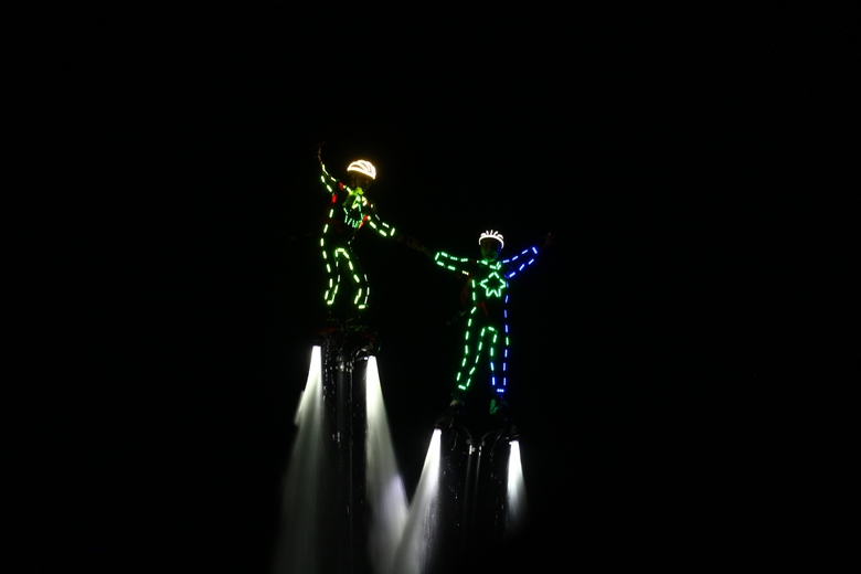 Bùng nổ đêm hội flyboard chào đón năm mới trên sông Đồng Nai- Ảnh 1. Bùng nổ đêm hội flyboard chào đón năm mới trên sông Đồng Nai- Ảnh 1.