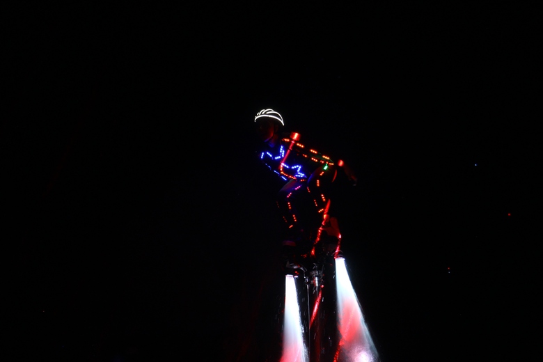 Bùng nổ đêm hội flyboard chào đón năm mới trên sông Đồng Nai- Ảnh 3. Bùng nổ đêm hội flyboard chào đón năm mới trên sông Đồng Nai- Ảnh 3.