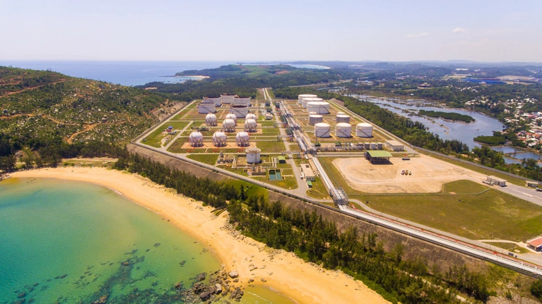 Sẽ xây trung tâm hóa dầu, năng lượng quốc gia khoảng 20 tỷ USD tại Dung Quất- Ảnh 2. Sẽ xây trung tâm hóa dầu, năng lượng quốc gia khoảng 20 tỷ USD tại Dung Quất- Ảnh 2.