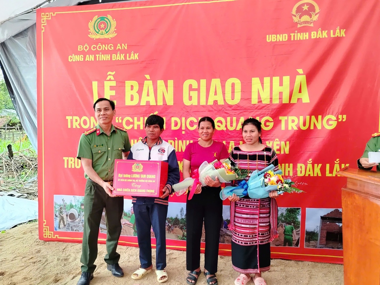 Thần tốc dựng lại nh&agrave; gi&uacute;p d&acirc;n v&ugrave;ng lũ- Ảnh 1.