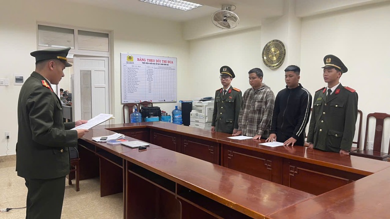 Huế: Khởi tố 2 đối tượng t&agrave;ng trữ tr&aacute;i ph&eacute;p vũ kh&iacute; qu&acirc;n dụng v&agrave; thu hơn 350 vi&ecirc;n đạn- Ảnh 1.