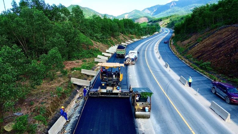 G&aacute;c kỳ nghỉ Tết, h&agrave;ng trăm c&ocirc;ng nh&acirc;n miệt m&agrave;i tr&ecirc;n c&ocirc;ng trường cao tốc La Sơn - H&ograve;a Li&ecirc;n- Ảnh 1.