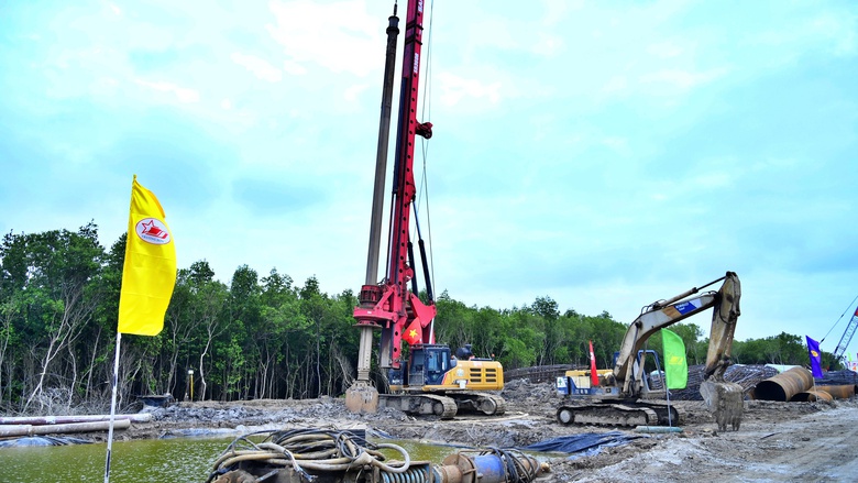 Hối hả thi c&ocirc;ng cao tốc C&agrave; Mau - Đất Mũi xuy&ecirc;n Tết- Ảnh 2.