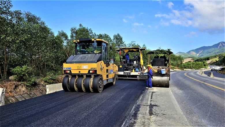 G&aacute;c kỳ nghỉ Tết, h&agrave;ng trăm c&ocirc;ng nh&acirc;n miệt m&agrave;i tr&ecirc;n c&ocirc;ng trường cao tốc La Sơn - H&ograve;a Li&ecirc;n- Ảnh 2.