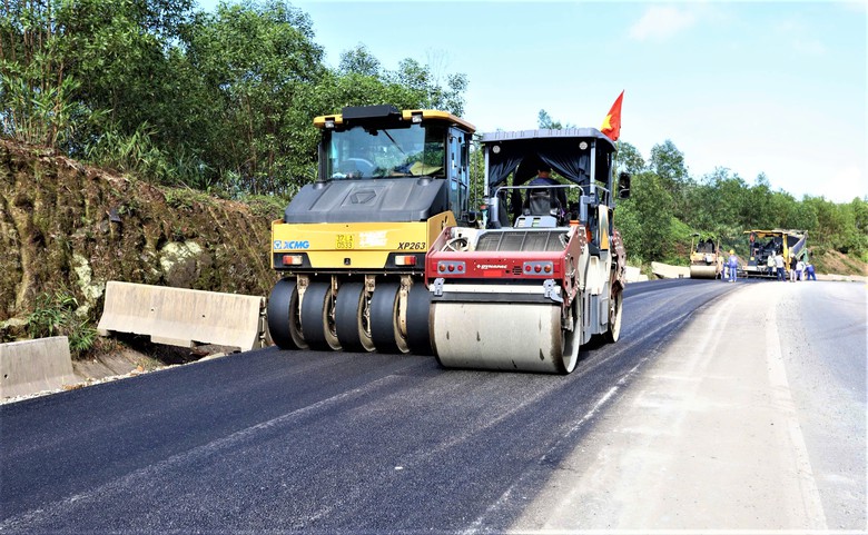 G&aacute;c kỳ nghỉ Tết, h&agrave;ng trăm c&ocirc;ng nh&acirc;n miệt m&agrave;i tr&ecirc;n c&ocirc;ng trường cao tốc La Sơn - H&ograve;a Li&ecirc;n- Ảnh 3.