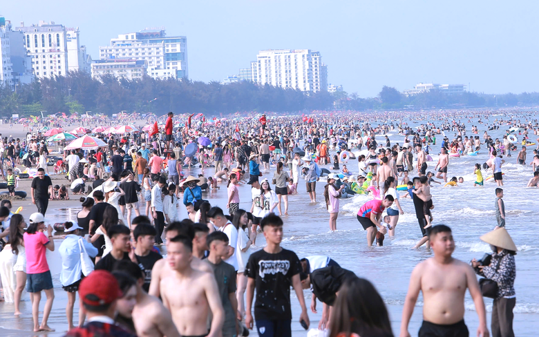 Sầm Sơn đặt mục ti&ecirc;u đ&oacute;n hơn 9 triệu lượt kh&aacute;ch du lịch trong năm 2026- Ảnh 1.