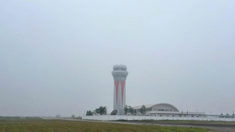 Sương mù dày đặc kéo dài, nhiều chuyến bay phải điều chỉnh lịch cất hạ cánh- Ảnh 2. Sương mù dày đặc kéo dài, nhiều chuyến bay phải điều chỉnh lịch cất hạ cánh- Ảnh 2.