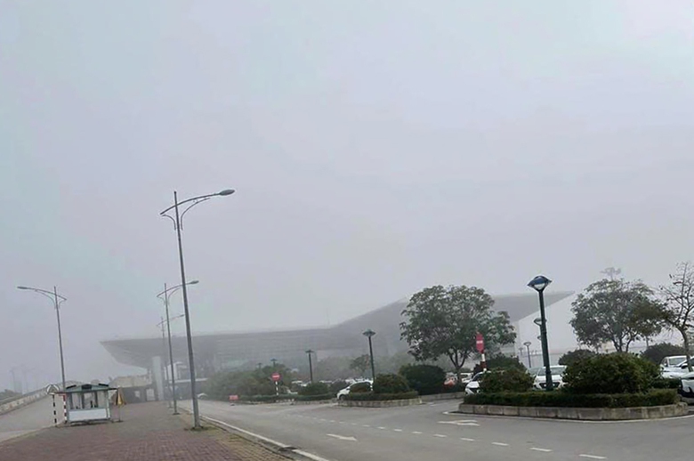 Sương mù dày đặc kéo dài, nhiều chuyến bay phải điều chỉnh lịch cất hạ cánh- Ảnh 1. Sương mù dày đặc kéo dài, nhiều chuyến bay phải điều chỉnh lịch cất hạ cánh- Ảnh 1.