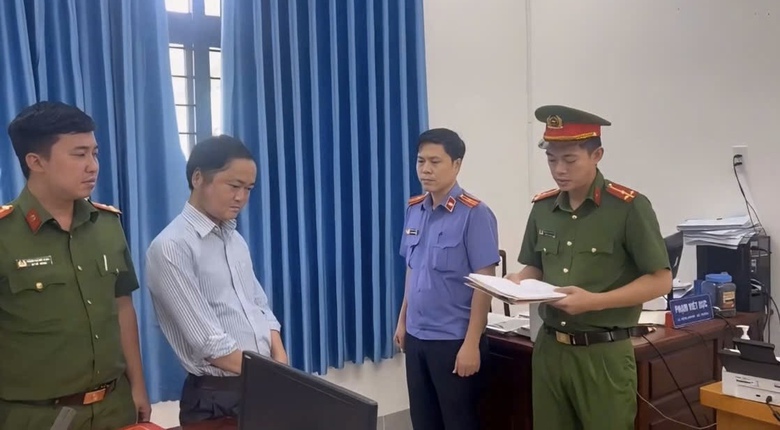 Khởi tố, bắt tạm giam c&ocirc;ng chức x&atilde; hứa hẹn l&agrave;m thủ tục đất chiếm đoạt hơn nửa tỷ đồng- Ảnh 1.