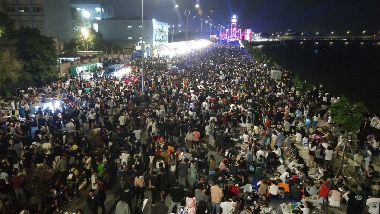 Đồng Nai: Ph&aacute;o hoa rực s&aacute;ng với h&agrave;ng chục ng&agrave;n người h&ograve;a nhịp Countdown đ&oacute;n năm mới 2026- Ảnh 8.