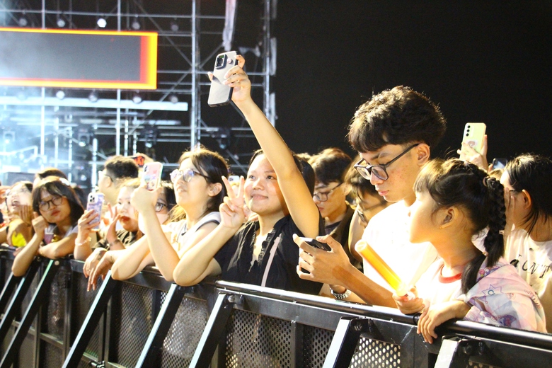 Đồng Nai: Ph&aacute;o hoa rực s&aacute;ng với h&agrave;ng chục ng&agrave;n người h&ograve;a nhịp Countdown đ&oacute;n năm mới 2026- Ảnh 5.