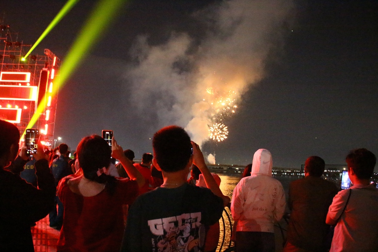 Đồng Nai: Ph&aacute;o hoa rực s&aacute;ng với h&agrave;ng chục ng&agrave;n người h&ograve;a nhịp Countdown đ&oacute;n năm mới 2026- Ảnh 22.
