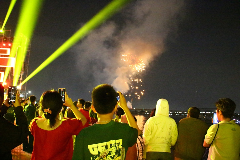 Đồng Nai: Ph&aacute;o hoa rực s&aacute;ng với h&agrave;ng chục ng&agrave;n người h&ograve;a nhịp Countdown đ&oacute;n năm mới 2026- Ảnh 19.