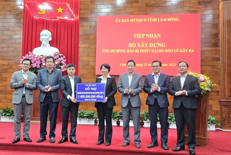 Bộ X&acirc;y dựng trao một tỷ đồng ủng hộ đồng b&agrave;o v&ugrave;ng lũ L&acirc;m Đồng- Ảnh 2.