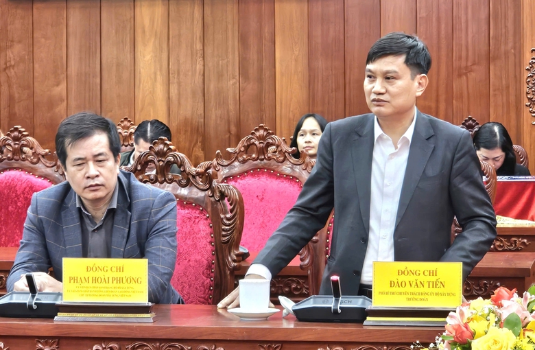 Bộ X&acirc;y dựng trao một tỷ đồng ủng hộ đồng b&agrave;o v&ugrave;ng lũ L&acirc;m Đồng- Ảnh 1.