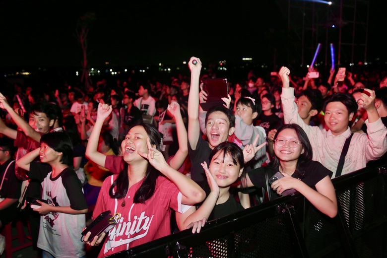 Đồng Nai: Ph&aacute;o hoa rực s&aacute;ng với h&agrave;ng chục ng&agrave;n người h&ograve;a nhịp Countdown đ&oacute;n năm mới 2026- Ảnh 3.