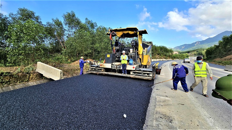 G&aacute;c kỳ nghỉ Tết, h&agrave;ng trăm c&ocirc;ng nh&acirc;n miệt m&agrave;i tr&ecirc;n c&ocirc;ng trường cao tốc La Sơn - H&ograve;a Li&ecirc;n- Ảnh 4.
