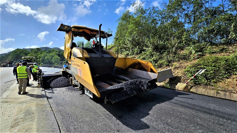 G&aacute;c kỳ nghỉ Tết, h&agrave;ng trăm c&ocirc;ng nh&acirc;n miệt m&agrave;i tr&ecirc;n c&ocirc;ng trường cao tốc La Sơn - H&ograve;a Li&ecirc;n- Ảnh 9.