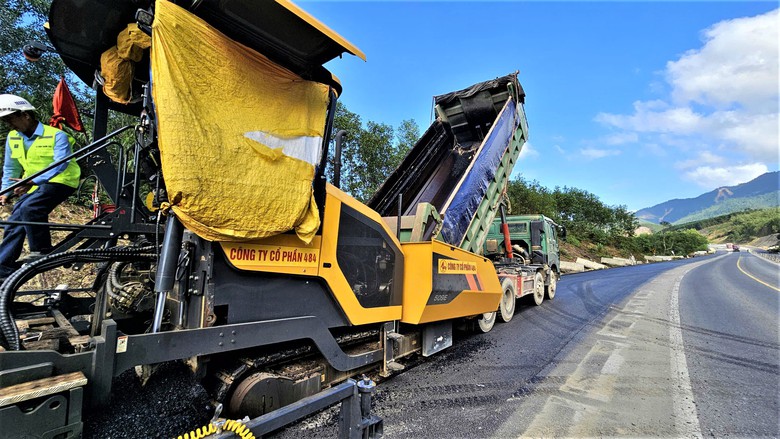 G&aacute;c kỳ nghỉ Tết, h&agrave;ng trăm c&ocirc;ng nh&acirc;n miệt m&agrave;i tr&ecirc;n c&ocirc;ng trường cao tốc La Sơn - H&ograve;a Li&ecirc;n- Ảnh 10.