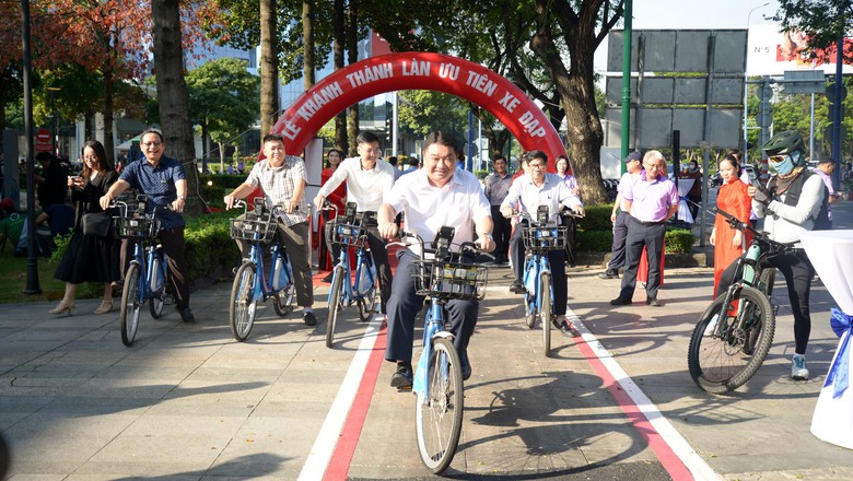 TP.HCM khánh thành làn đường ưu tiên xe đạp dài gần 6km trên đại lộ Mai Chí Thọ- Ảnh 6. TP.HCM khánh thành làn đường ưu tiên xe đạp dài gần 6km trên đại lộ Mai Chí Thọ- Ảnh 6.