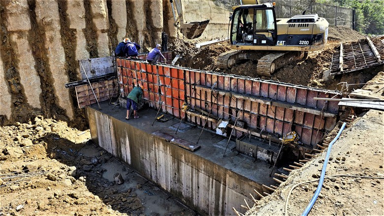 G&aacute;c kỳ nghỉ Tết, h&agrave;ng trăm c&ocirc;ng nh&acirc;n miệt m&agrave;i tr&ecirc;n c&ocirc;ng trường cao tốc La Sơn - H&ograve;a Li&ecirc;n- Ảnh 13.