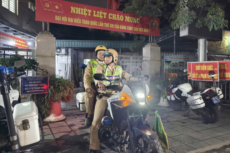 H&agrave; Nội: CSGT h&oacute;a trang, xuy&ecirc;n đ&ecirc;m ngăn t&agrave;i xế "ma men" đ&ecirc;m cuối năm- Ảnh 1.