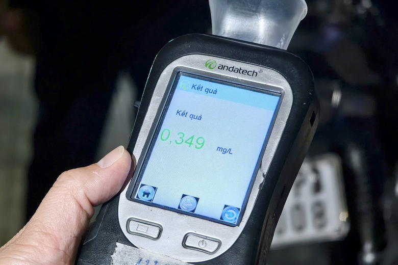 H&agrave; Nội: CSGT h&oacute;a trang, xuy&ecirc;n đ&ecirc;m ngăn t&agrave;i xế "ma men" đ&ecirc;m cuối năm- Ảnh 7.