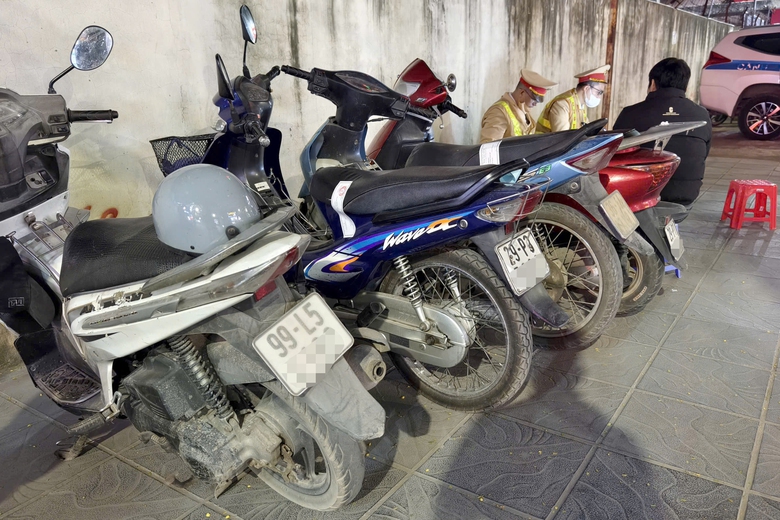 H&agrave; Nội: CSGT h&oacute;a trang, xuy&ecirc;n đ&ecirc;m ngăn t&agrave;i xế "ma men" đ&ecirc;m cuối năm- Ảnh 9.