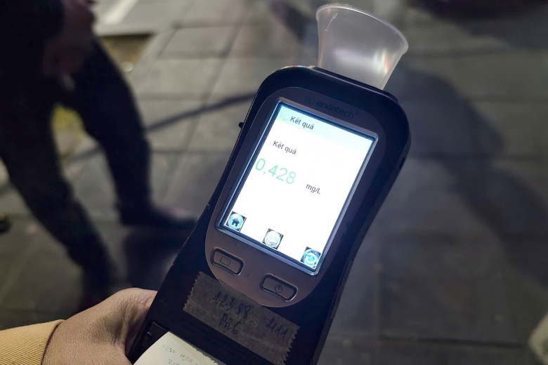 H&agrave; Nội: CSGT h&oacute;a trang, xuy&ecirc;n đ&ecirc;m ngăn t&agrave;i xế "ma men" đ&ecirc;m cuối năm- Ảnh 8.