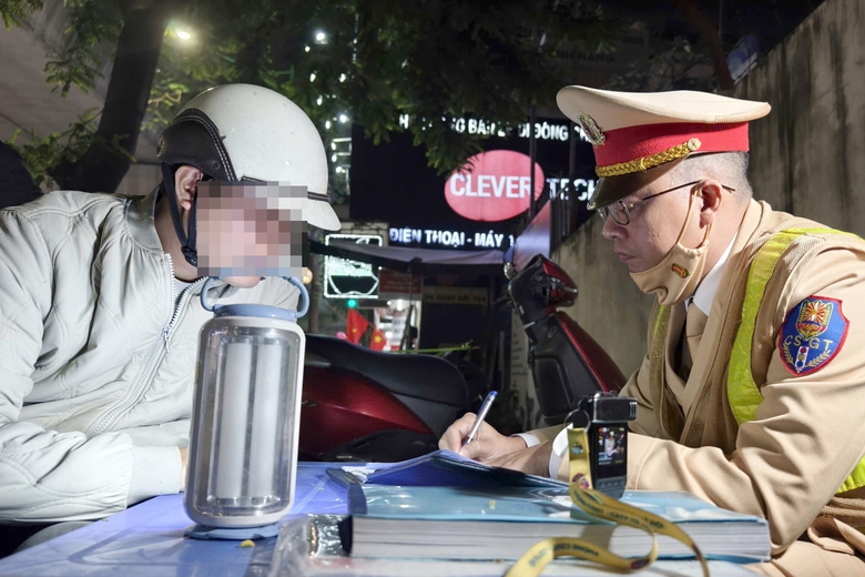 H&agrave; Nội: CSGT h&oacute;a trang, xuy&ecirc;n đ&ecirc;m ngăn t&agrave;i xế "ma men" đ&ecirc;m cuối năm- Ảnh 6.