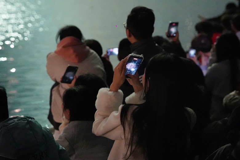 Người dân Hà Nội mãn nhãn đêm pháo hoa chào 2026- Ảnh 13. Người dân Hà Nội mãn nhãn đêm pháo hoa chào 2026- Ảnh 13.