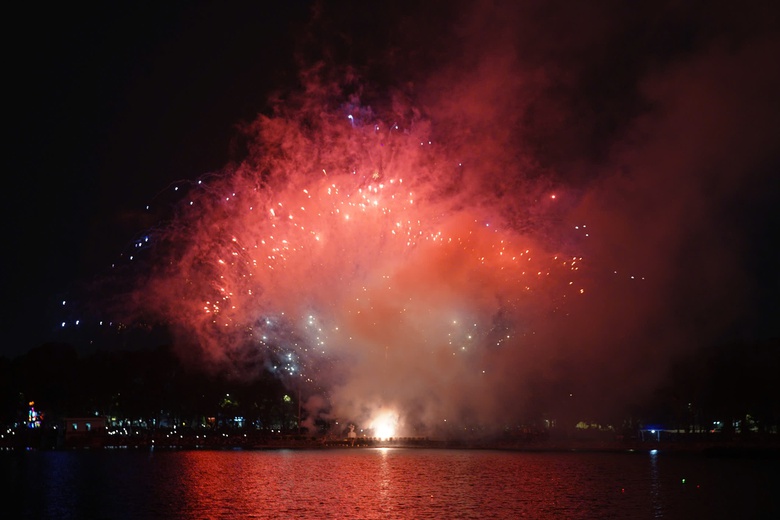 Người dân Hà Nội mãn nhãn đêm pháo hoa chào 2026- Ảnh 8. Người dân Hà Nội mãn nhãn đêm pháo hoa chào 2026- Ảnh 8.