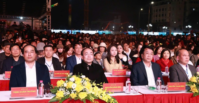 Th&aacute;i Nguy&ecirc;n bừng s&aacute;ng niềm tin v&agrave; kh&aacute;t vọng vươn l&ecirc;n trong đ&ecirc;m đại nhạc hội ch&agrave;o năm mới- Ảnh 3.