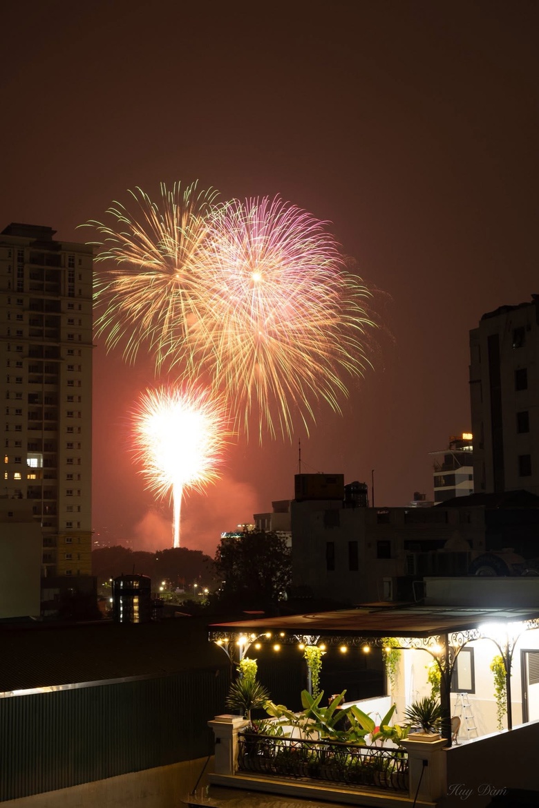 Người dân Hà Nội mãn nhãn đêm pháo hoa chào 2026- Ảnh 7. Người dân Hà Nội mãn nhãn đêm pháo hoa chào 2026- Ảnh 7.