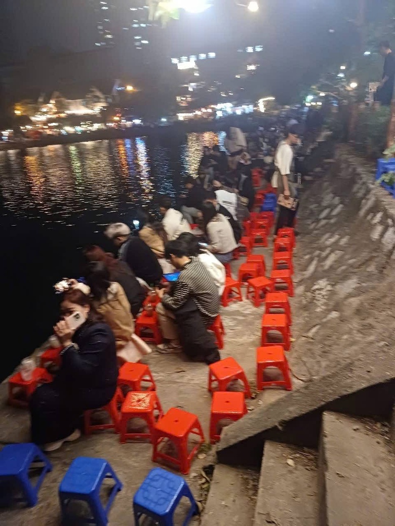 Người dân Hà Nội mãn nhãn đêm pháo hoa chào 2026- Ảnh 3. Người dân Hà Nội mãn nhãn đêm pháo hoa chào 2026- Ảnh 3.