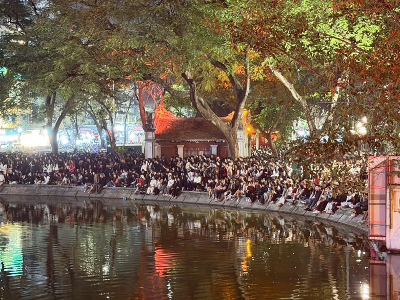 Người dân Hà Nội mãn nhãn đêm pháo hoa chào 2026- Ảnh 2. Người dân Hà Nội mãn nhãn đêm pháo hoa chào 2026- Ảnh 2.