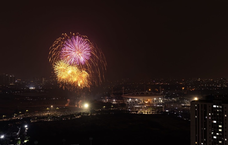 Người dân Hà Nội mãn nhãn đêm pháo hoa chào 2026- Ảnh 9. Người dân Hà Nội mãn nhãn đêm pháo hoa chào 2026- Ảnh 9.