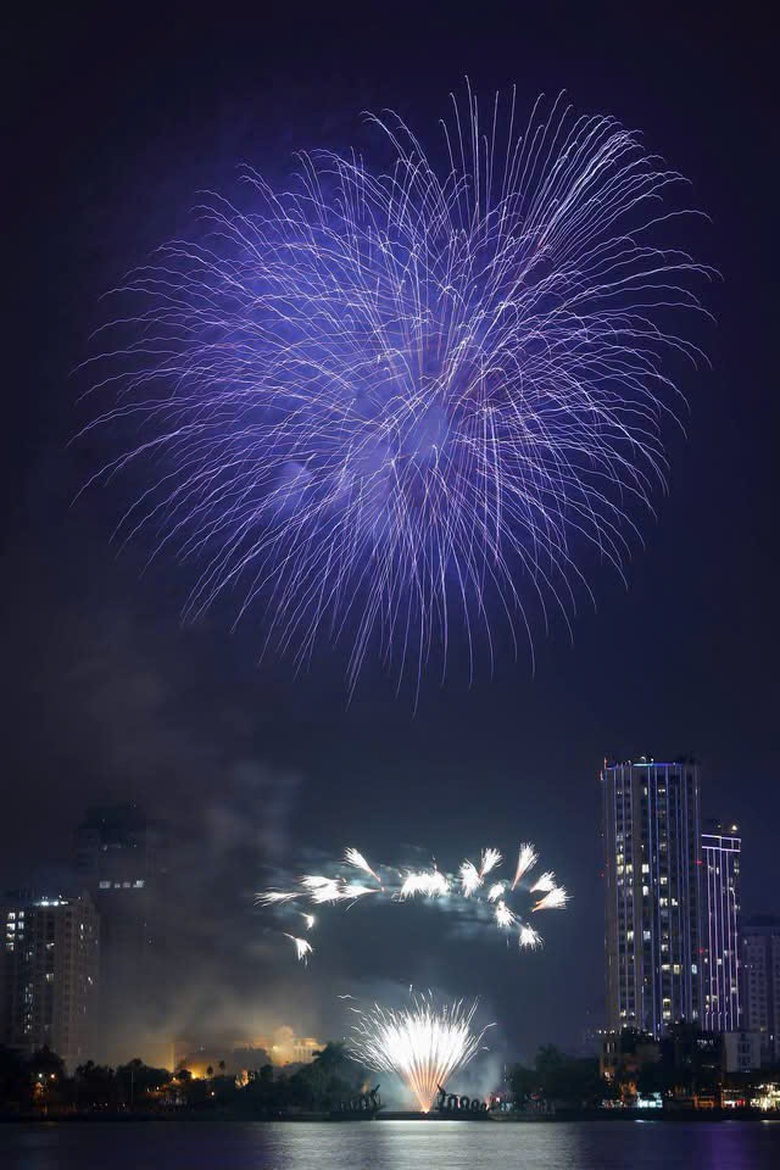 Người dân Hà Nội mãn nhãn đêm pháo hoa chào 2026- Ảnh 12. Người dân Hà Nội mãn nhãn đêm pháo hoa chào 2026- Ảnh 12.