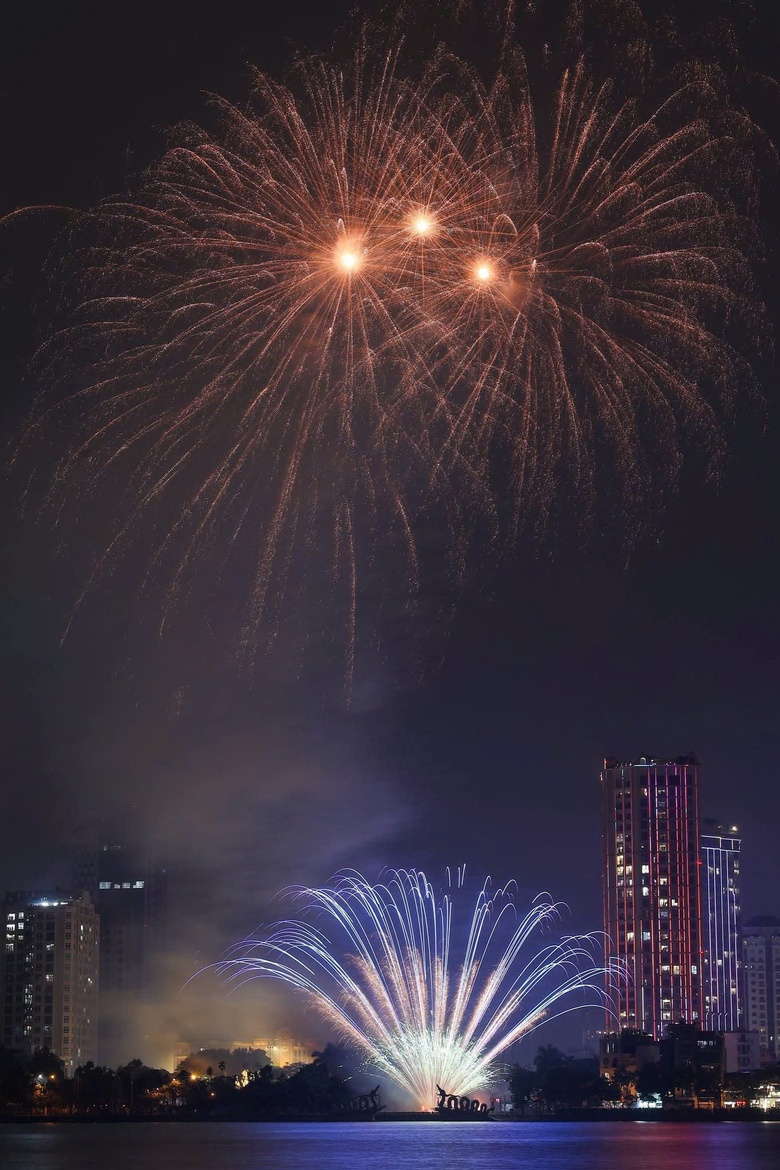 Người dân Hà Nội mãn nhãn đêm pháo hoa chào 2026- Ảnh 11. Người dân Hà Nội mãn nhãn đêm pháo hoa chào 2026- Ảnh 11.