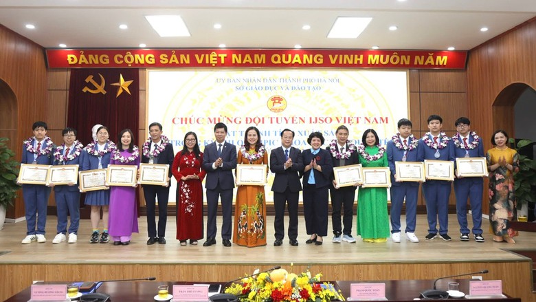 H&agrave; Nội: Gặp mặt, ch&uacute;c mừng th&agrave;nh t&iacute;ch đội tuyển thi Olympic Khoa học trẻ quốc tế- Ảnh 3.