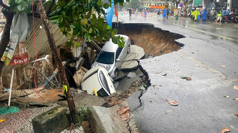 Đ&agrave; Nẵng chỉ đạo khẩn sau vụ hai &ocirc; t&ocirc; rơi xuống hố tử thần- Ảnh 1.