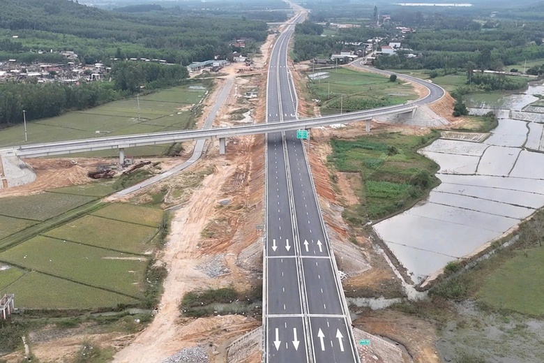 Dự án thành phần lớn nhất cao tốc Bắc - Nam giai đoạn 2 về đích trước 8 tháng- Ảnh 4. Dự án thành phần lớn nhất cao tốc Bắc - Nam giai đoạn 2 về đích trước 8 tháng- Ảnh 4.