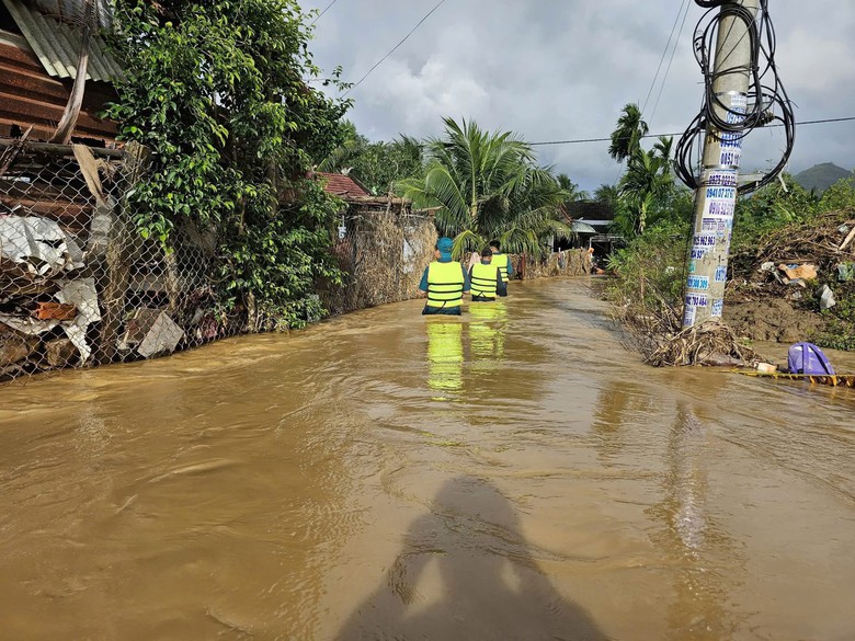 Kh&aacute;nh H&ograve;a: Mưa lớn trong đ&ecirc;m, nhiều nơi ngập cục bộ, giao th&ocirc;ng bị chia cắt- Ảnh 3.