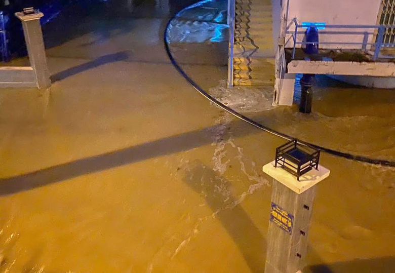 Kh&aacute;nh H&ograve;a: Mưa lớn trong đ&ecirc;m, nhiều nơi ngập cục bộ, giao th&ocirc;ng bị chia cắt- Ảnh 2.