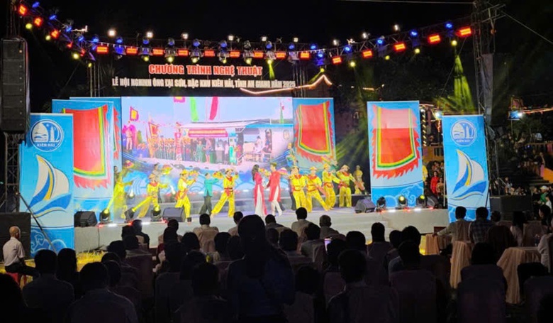 Vượt s&oacute;ng mang văn h&oacute;a nghệ thuật đến với người d&acirc;n biển đảo An Giang- Ảnh 1.