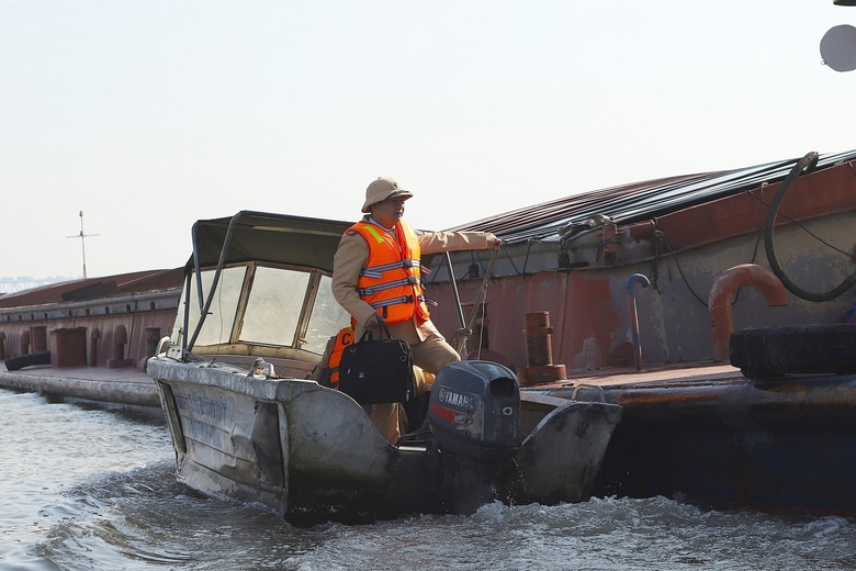 Hà Nội: CSGT đường thủy tuần tra trên sông Hồng, xử lý loạt tàu thuyền vi phạm- Ảnh 12. Hà Nội: CSGT đường thủy tuần tra trên sông Hồng, xử lý loạt tàu thuyền vi phạm- Ảnh 12.