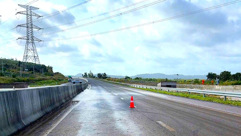 Th&ocirc;ng xe trở lại hai tuyến cao tốc ph&iacute;a Nam ngay khi nước r&uacute;t- Ảnh 1.